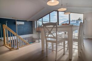 斯维诺乌伊希切诺提勒斯公寓的一间设有白色桌子和椅子的用餐室