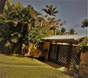 萨夸雷马Pousada Paraíso de Itaúna的通往棕榈树房屋的木门