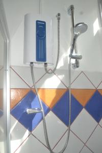 福尔图纳Hotel Arenal By Regina的浴室设有淋浴,铺有病地板。