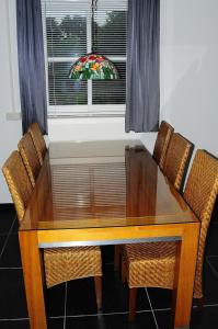 Heeswijk-DintherHerkenhoek 3 bedroom apartement的餐桌、椅子和窗户