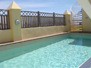 圣玛丽亚港La Casa del Limonero的一座建筑物中央的游泳池