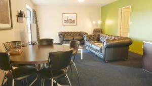 基督城兰多夫公寓式酒店的客厅配有沙发和桌椅