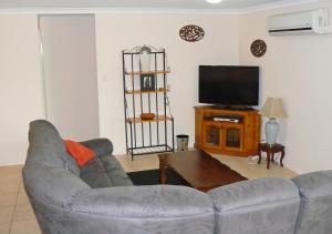 杰拉尔顿Geraldton Luxury Vacation Home with free Streaming的带沙发和平面电视的客厅