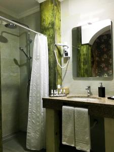 古勒冈卡萨格勒加 赛车德哈比塔宾馆的带淋浴和盥洗盆的浴室