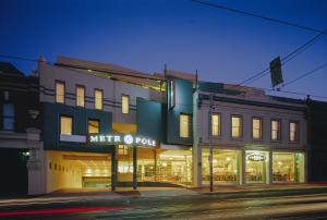 墨尔本Melbourne Metropole Central Official的街角上设有商店的建筑物