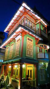 艾哈迈达巴德Mangaldas Ni Haveli II by The House of MG的一座色彩缤纷的房子,前面有灯