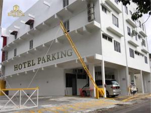 怡保Royale Hotel Batu Gajah的大楼前带起重机的酒店停车场