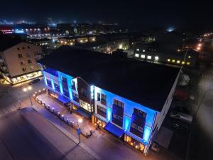托尔尼奥Boutique Hotel Mustaparta的一座蓝色的建筑,晚上有灯