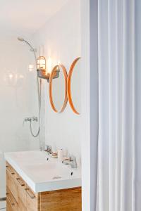 伊维萨镇CBbC Suites Port Vell的一间带水槽和镜子的浴室