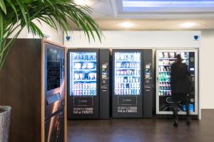 巴黎巴黎伯特蒙马​​特宜必思快捷酒店的商店里的2台出售饮料的自动售货机