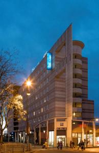 巴黎巴黎伯特蒙马​​特宜必思快捷酒店的上面有蓝色标志的酒店大楼