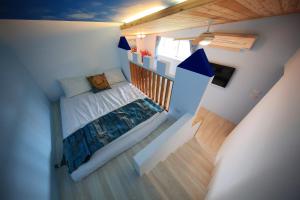 小琉球岛跳跳包棟民宿的小房间,配有床和电视