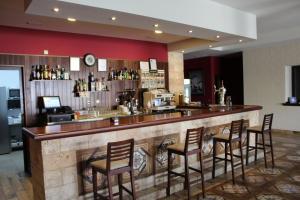 兰布拉加尔鲁旅舍的酒吧,位于酒店带凳子的房间