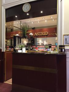 柏林Hotel Astrid am Kurfürstendamm的墙上挂着时钟的商店前部