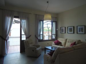 阿洛拉Apartamentos Candela Alora的客厅配有沙发和椅子