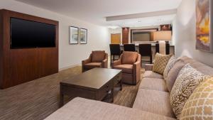 梅迪纳Holiday Inn Express & Suites Medina, an IHG Hotel的带沙发和平面电视的客厅
