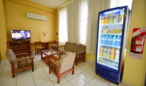 伊瓜苏港莉莲酒店的客厅配有装满饮品的冰箱