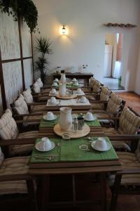 巴勒莫格里多诺住宿加早餐旅馆的长长的用餐室配有长桌子和椅子