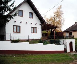 比克克塞克Erdőszéli Házikó Vendégház的黑色屋顶的白色房子