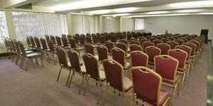 大坎皮纳坎皮纳高级豪华村庄酒店的教室里放着一堆椅子的房间