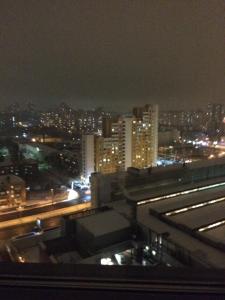 基辅Alexandra Apartments Industrial Bridge的夜晚带灯光的城市景观