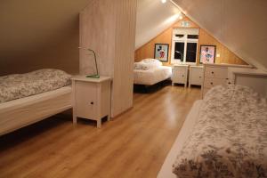 ÁlftanesRVK HoriZon的阁楼卧室配有两张床,铺有木地板