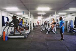 纽曼摩羯村酒店的一群人在健身房锻炼