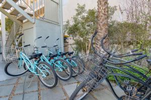 洛杉矶贝赛酒店的停在大楼旁边的一群自行车