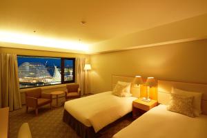 神户神户大仓酒店的酒店客房设有两张床和窗户。