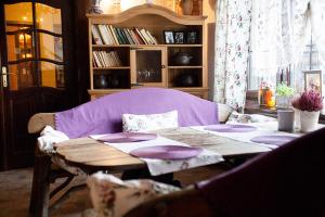 沃姆扎Labirynt的客厅配有紫色沙发和桌子