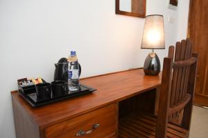 米瑞莎波长酒店的一张带台灯和椅子的木桌