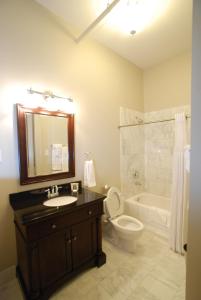 新奥尔良法国区圣彼得旅馆的浴室配有盥洗盆、卫生间和浴缸。