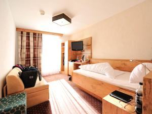 费斯Hotel Röck Garni的一间酒店客房,配有一张床和一台电视