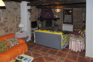 CabezabellosaCasa Rural Romanejo的带沙发和壁炉的客厅