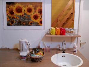 埃德文森特阁楼住宿加早餐旅馆的浴室设有水槽,并画有向日葵