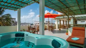 阿约拉港Hotel Flamingo的房屋屋顶上的热水浴池