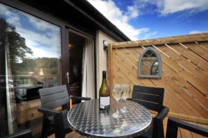 波特里Tarven Self Catering cottages的一张桌子,上面放着一瓶葡萄酒和两杯酒
