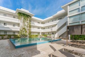 迈阿密Beach Haus Key Biscayne Contemporary Apartments的享有带游泳池的建筑的外部景色