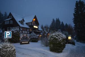 库罗阿尔滕堡海伦尼豪夫酒店的大房子,雪中带圣诞灯