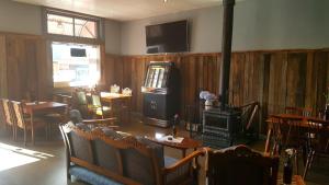 Geeveston山上之熊旅馆的客厅设有壁炉和电视。