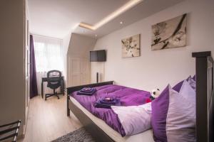 伯尔尼麦克斯航空别墅&公寓旅馆的卧室配有紫色床罩