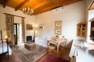 塔尔巴赫Tulbagh Country Guest House - Cape Dutch Quarters的客厅配有桌子和沙发