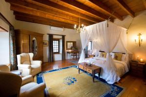 塔尔巴赫Tulbagh Country Guest House - Cape Dutch Quarters的一间卧室配有一张带天蓬的床