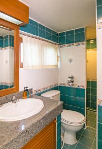 甲米镇甲米城市海景酒店的一间带水槽和卫生间的浴室