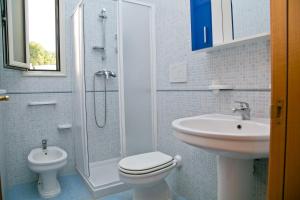 托雷苏达Complesso Gardencasa的浴室配有卫生间、盥洗盆和淋浴。