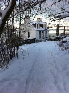 昆斯费里Forth Reflections Self Catering的白房子,地面上积雪