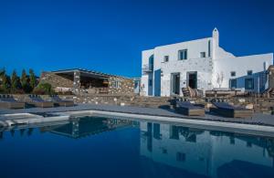 克里希阿克提Aelia Hospitality Paros的别墅前设有游泳池