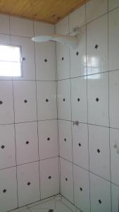 圣米格尔-杜戈斯托苏Alto Mar Flats的浴室设有白色瓷砖墙壁和窗户。