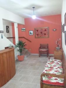 蒂拉登特斯Pousada Caminho da Serra的一间设有床铺和红色墙壁的房间