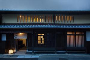 京都无限酒店的一座带门的建筑和一座带窗户的建筑
